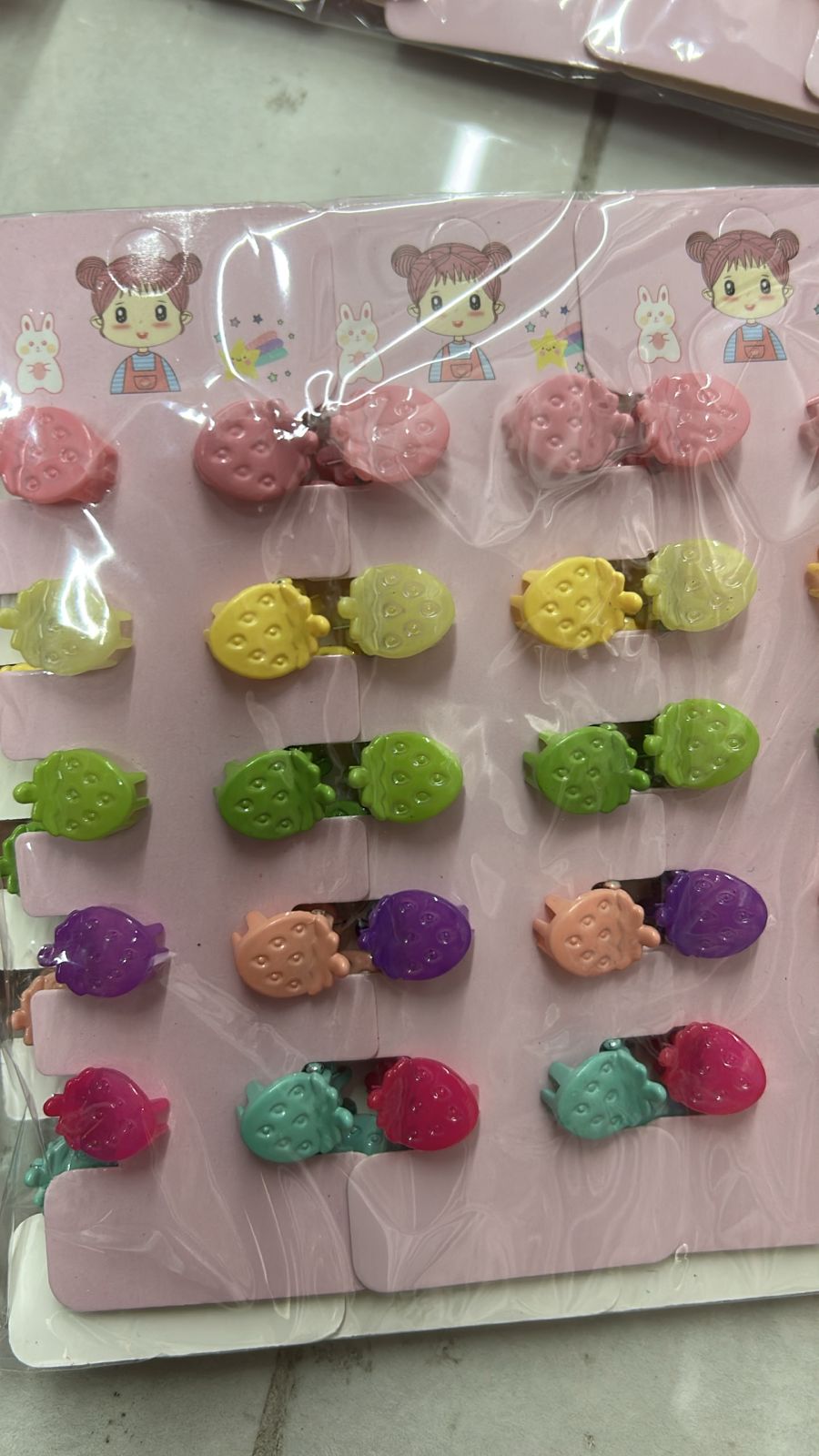 Cartela infantil com mini pregadeiras poliéster moranguinho (12 cartelas com 10 peças cada)