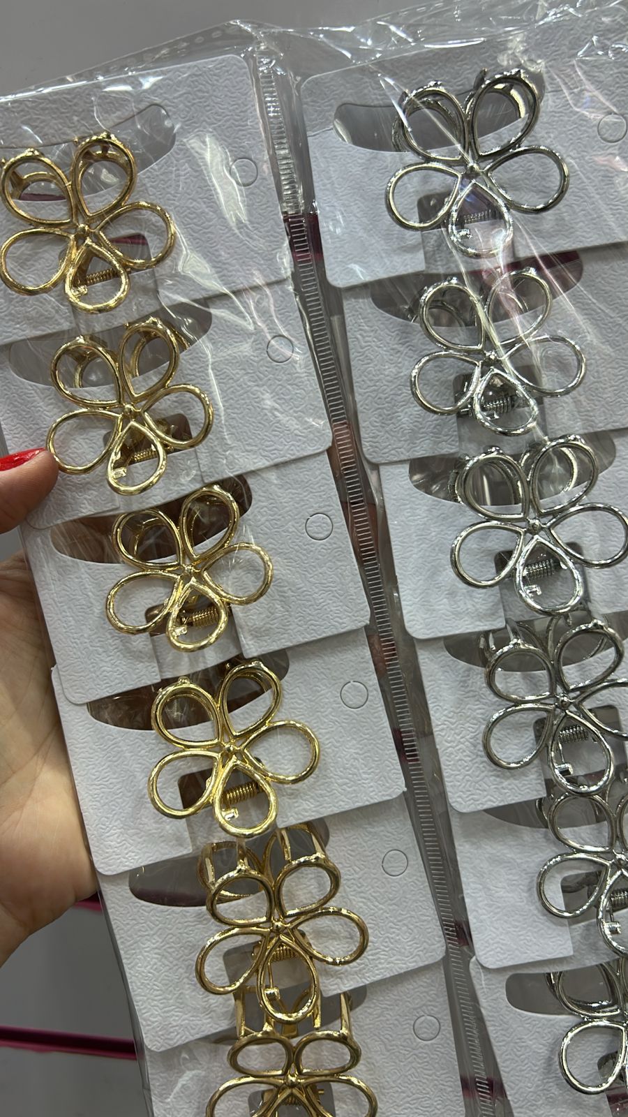 Pregadeira metal p flor vazada (12 peças 6 de cada cor)
