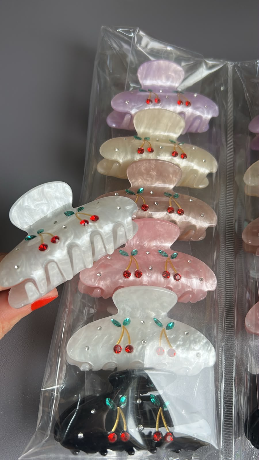 Pregadeira m em acetato com cravejado cerejas (12 peças 2 de cada cor)