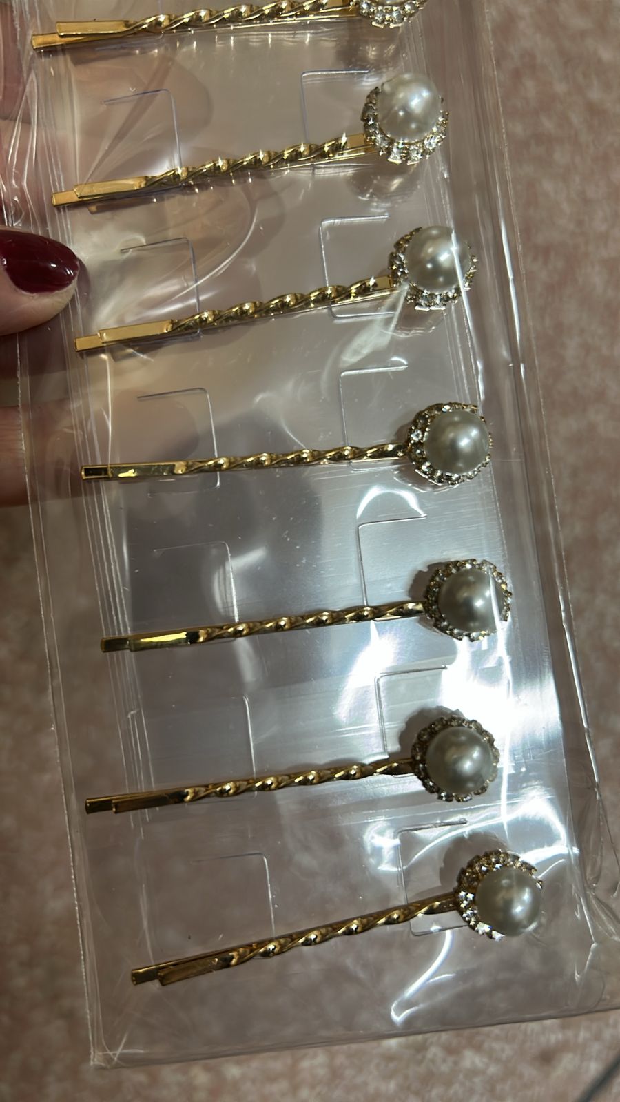 Grampo metal torcido com cravejado e pérola dourado (10 peças)