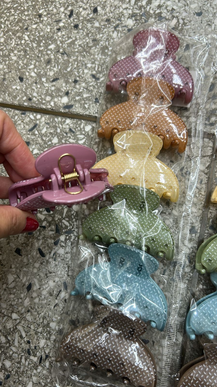 Pregadeira m poliéster estampado e mola reforçada (12 peças 2 de cada cor)