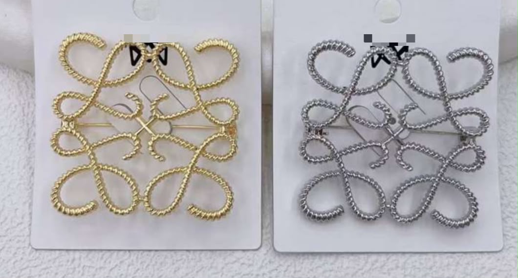 Broche agulha grande inspiração grife low (12 peças 8 douradas e 4 pratas)