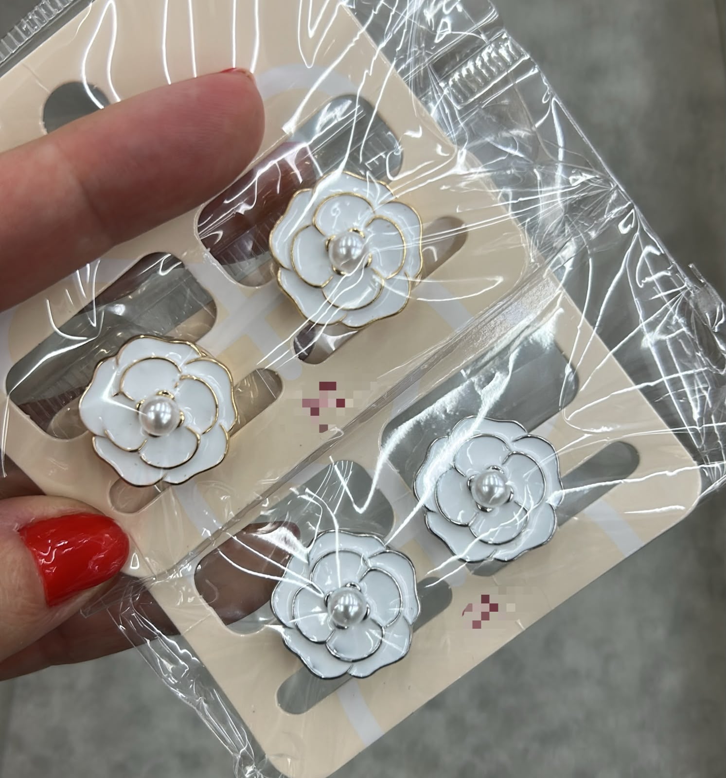 Abotoadura pequena camélia esmaltada branca (12 cartelas com 2 peças cada 8 douradas e 4 pratas)