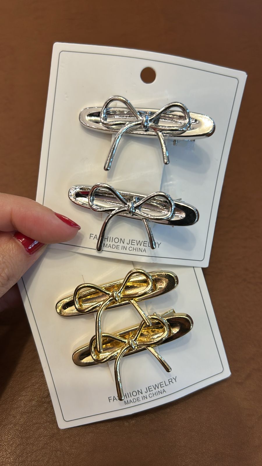 Hair clip metal laço com ponta (12 cartelas com 2 peças cada 8 douradas e 4 pratas)