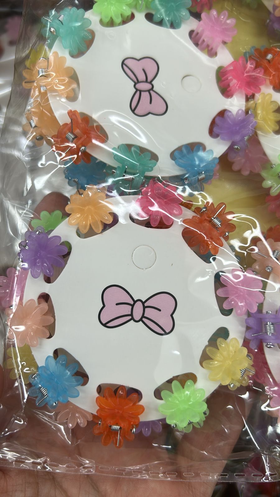 Cartela mini pregadeira poliéster infantil florzinha (12 cartelas com 10 peças cada)