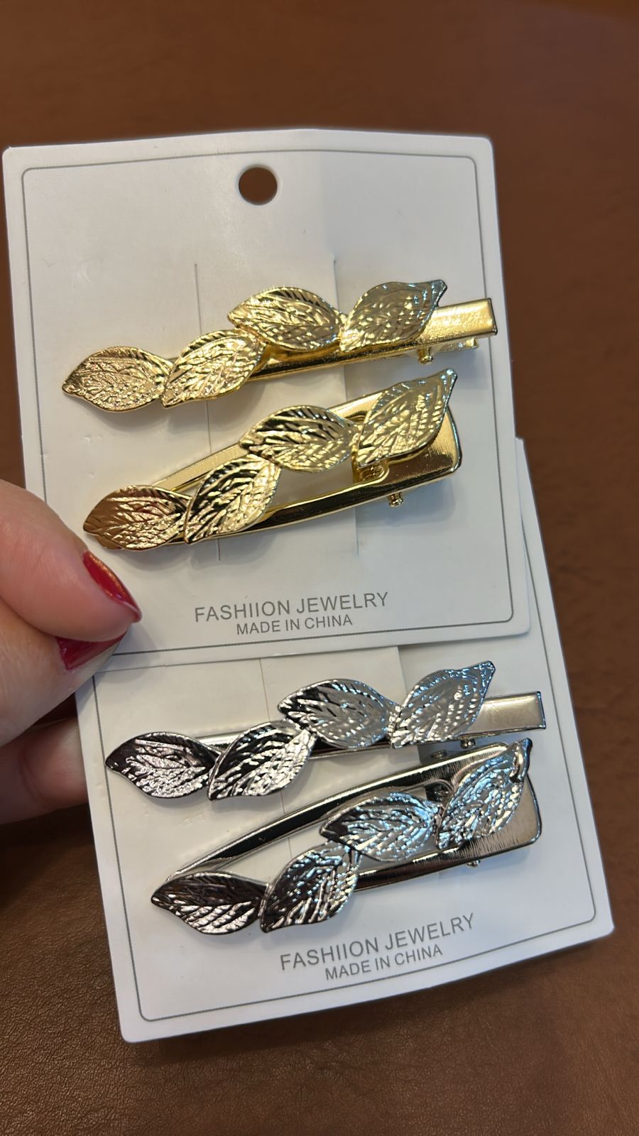 Hair clip metal folhas (12 cartelas com 2 peças cada 8 douradas e 4 pratas)
