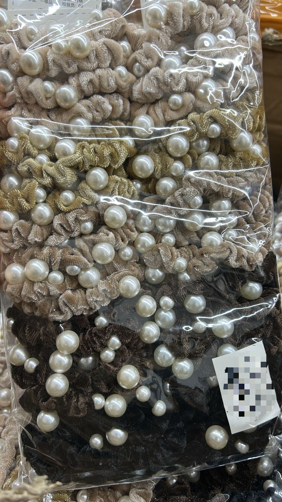 Scrunchie slim veludo com pérolas (20 cartelas com 2 peças cada)