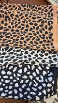 Lenço toque de seda 70x70cm animal print (12 peças 4 de cada cor)
