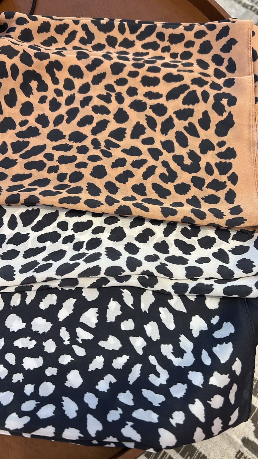 Lenço toque de seda 70x70cm animal print (12 peças 4 de cada cor)
