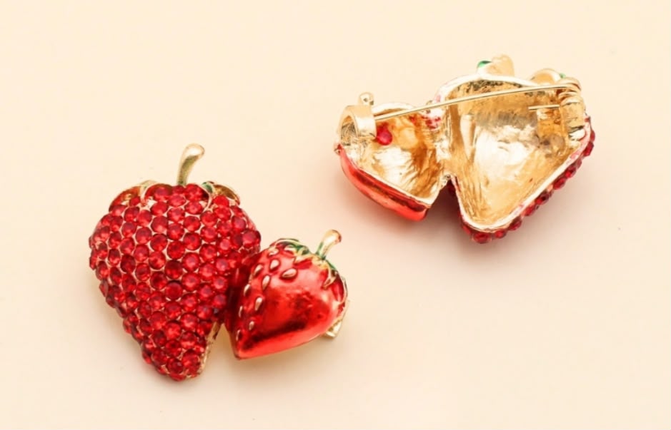 Broche agulha pequeno morango esmaltado e cravejado (12 peças)