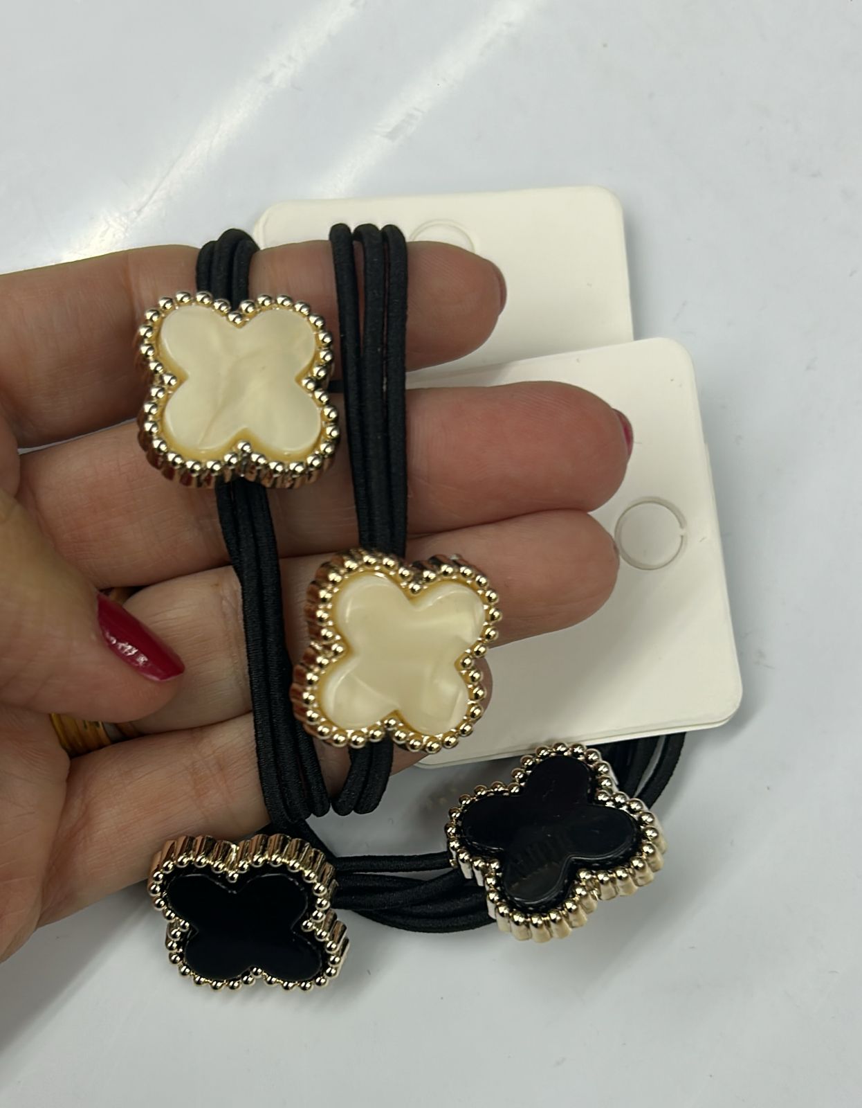 Xuxinha de cabelo com aplique trevo (20 cartelas com 2 peças cada 6 cartelas brancas 14 pretas)