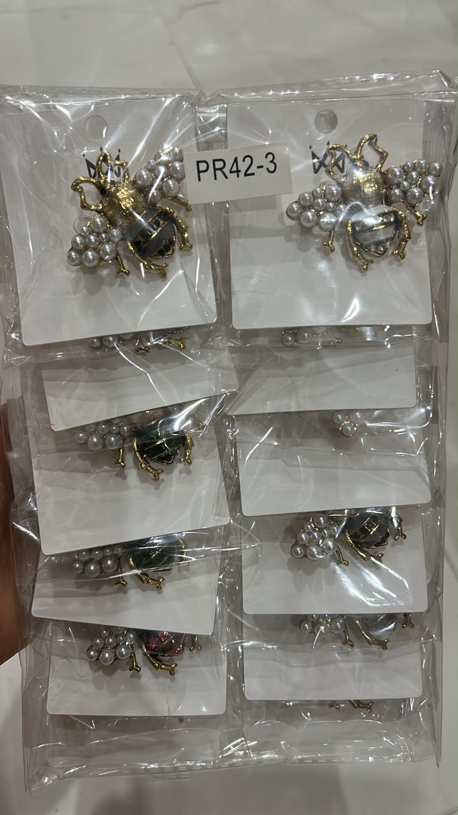 Broche agulha médio abelha esmaltadas e asa pérolas (12 peças cores variadas)