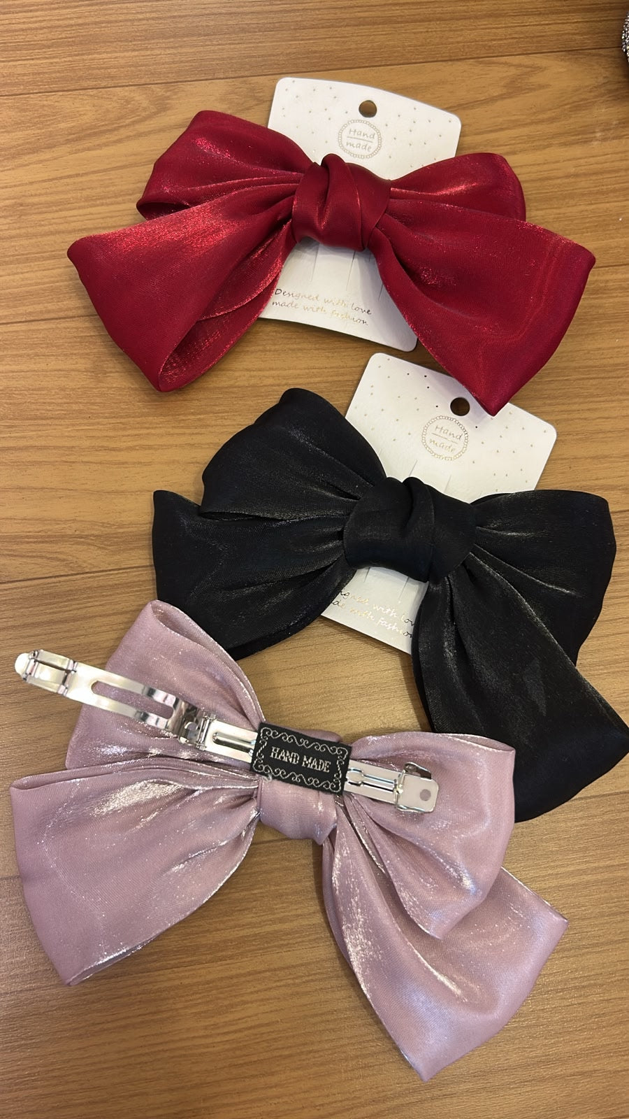 Laço acetinado na presilha francesa (12 peças, 6 preto, 2 bordo, 2 rose, 2 off)