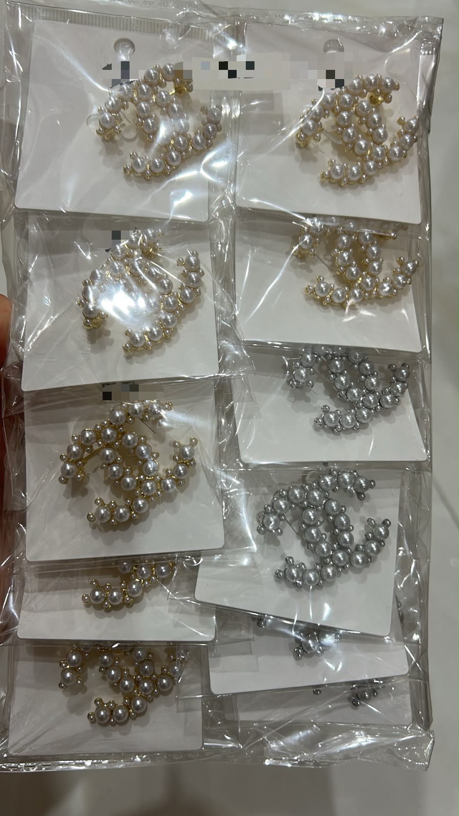 Broche agulha médio inspiração grife CHL pérolas (12 peças 8 douradas e 4 pratas)