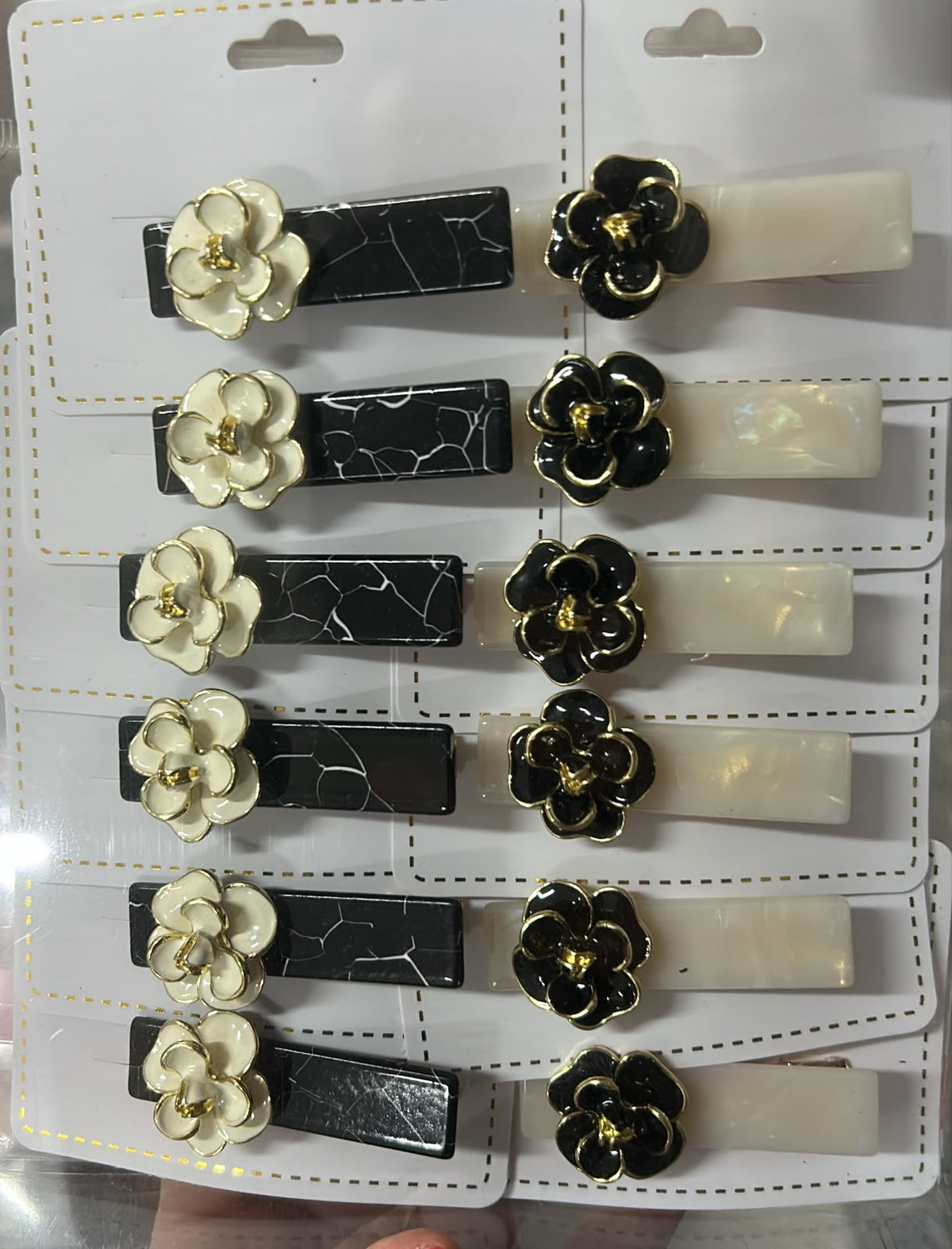 Hair clip metal com acetato e camélia esmaltada (12 peças 6 pretas e 6 brancas)
