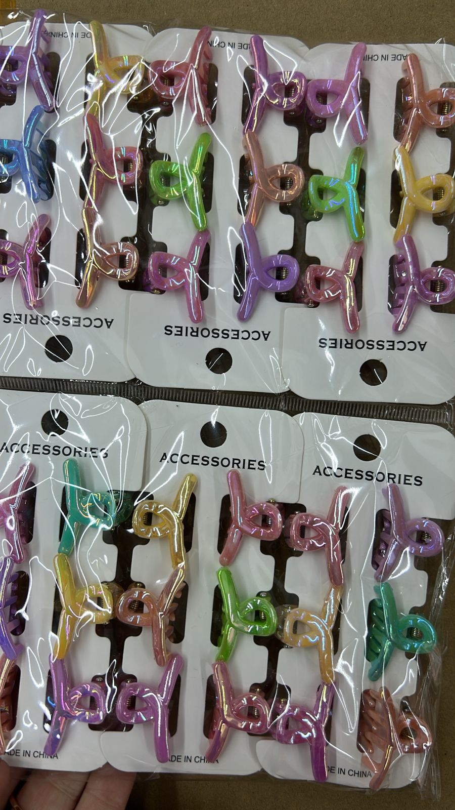 Pregadeira infantil mini poliéster colorida furta cor em L (12 cartelas com 6 peças cada)