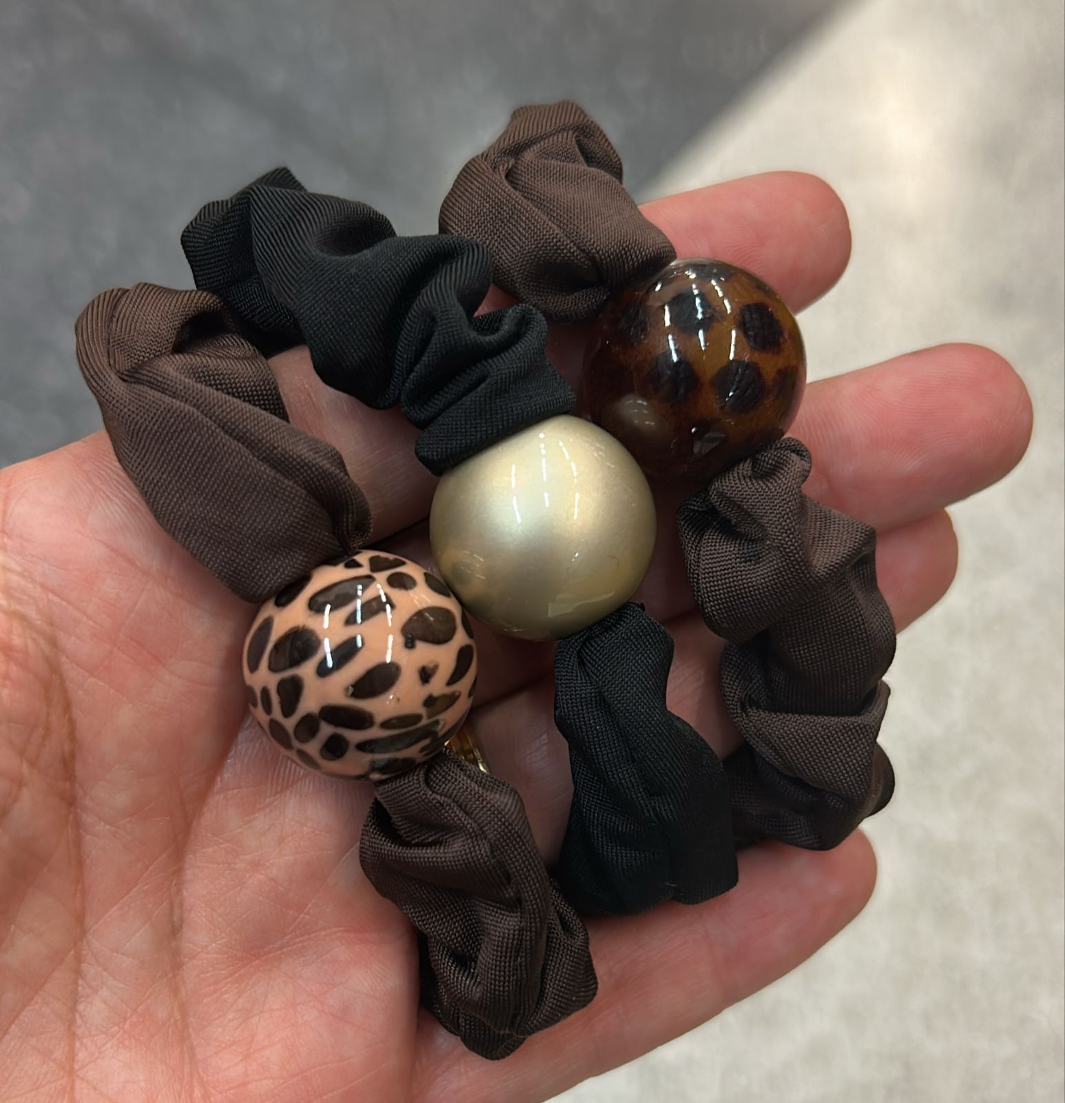 Scrunchie slim lycra esfera animal print e dourada (12 peças 3 de cada cor esfera)