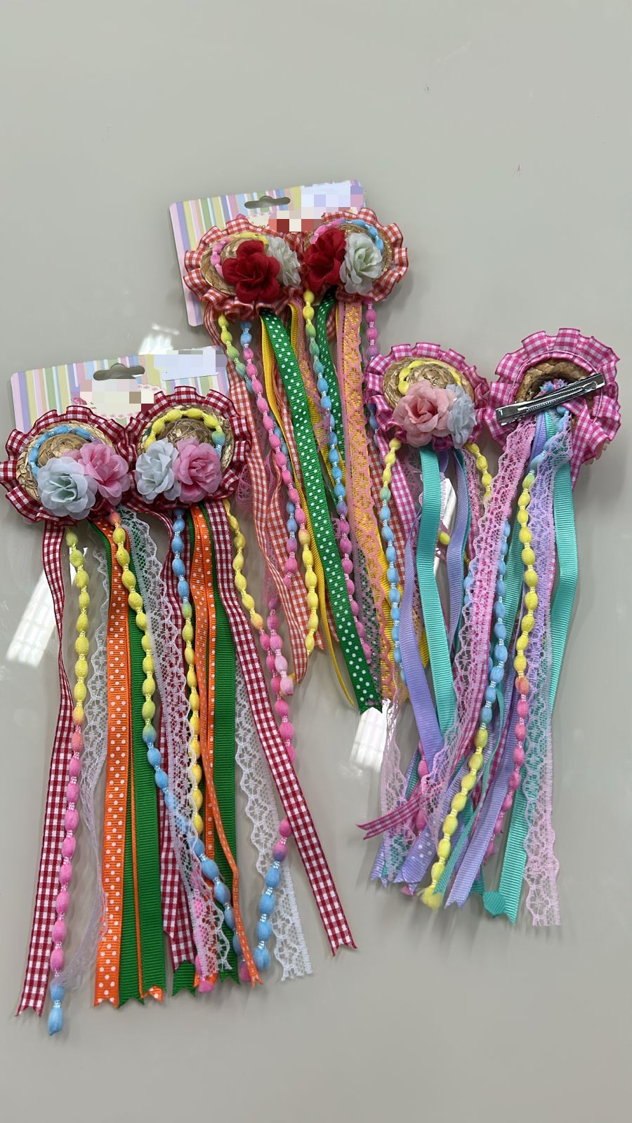 Mini chapéu junino com hair clip e fitinhas (12 cartelas com 2 peças cada)