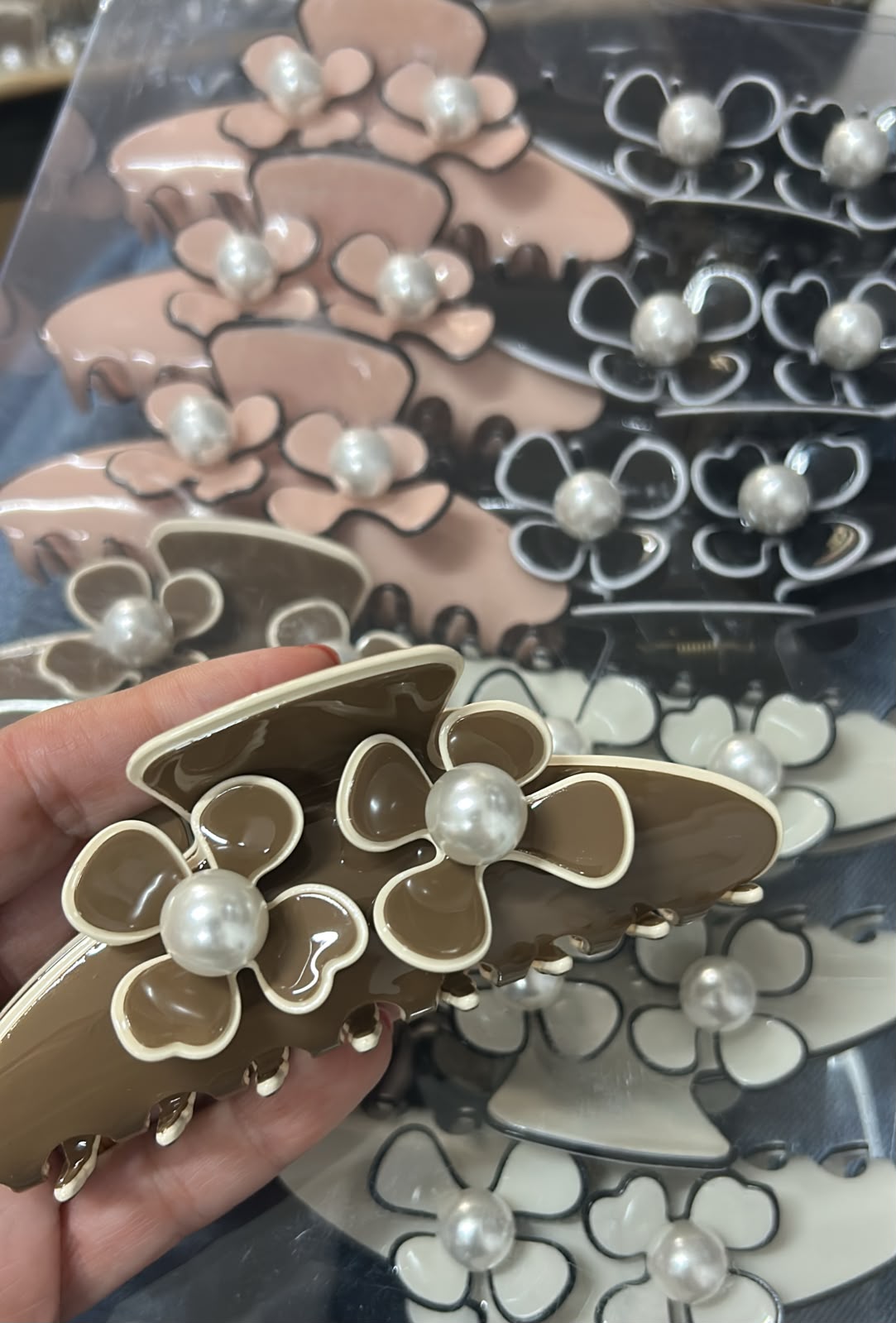 Pregadeira g acetato inspiração ap duas flores com pérola (12 peças 3 de cada cor)