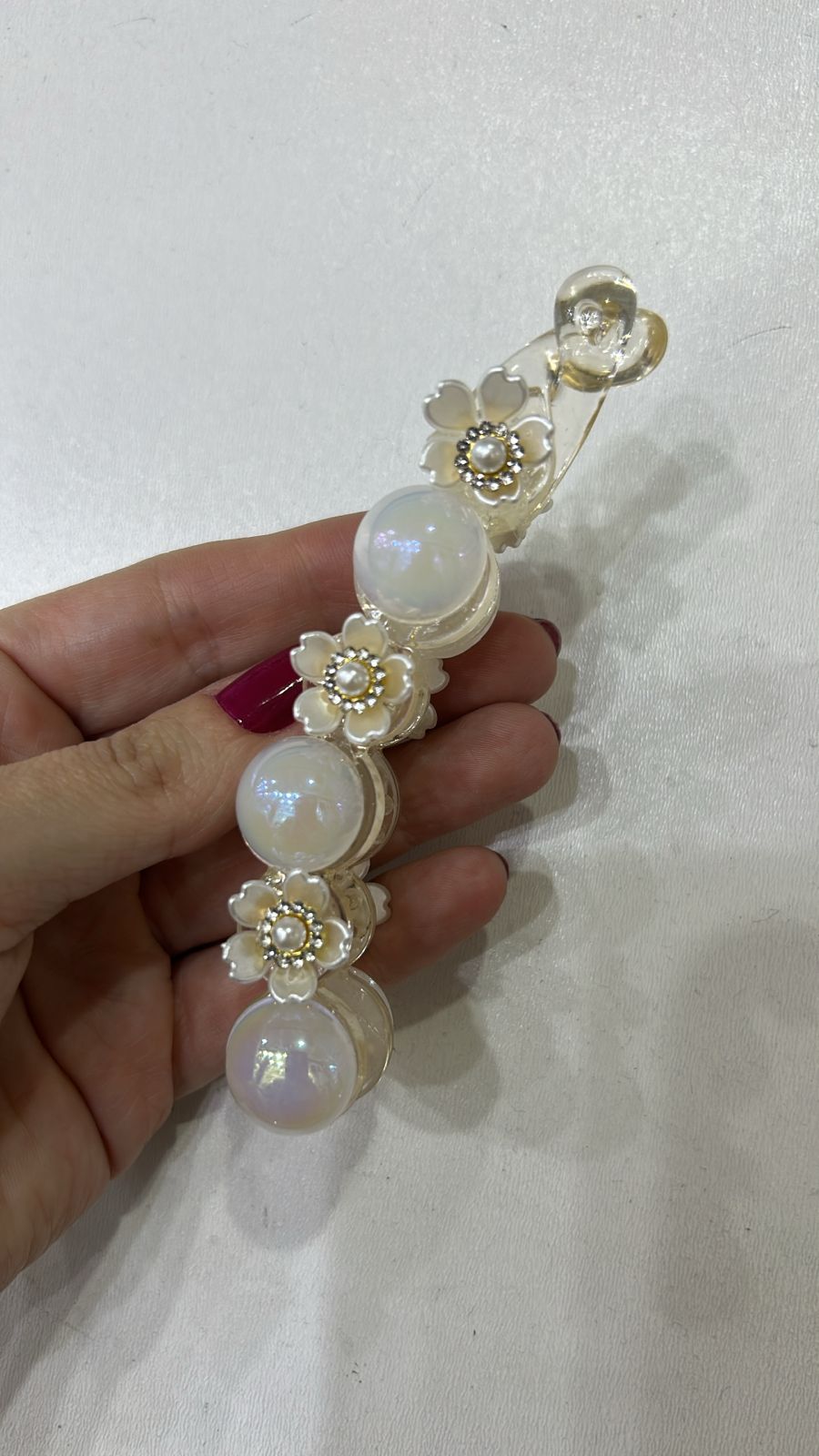 Banana de cabelo base poliéster com pérola boreal e flor madrepérola (12 peças)