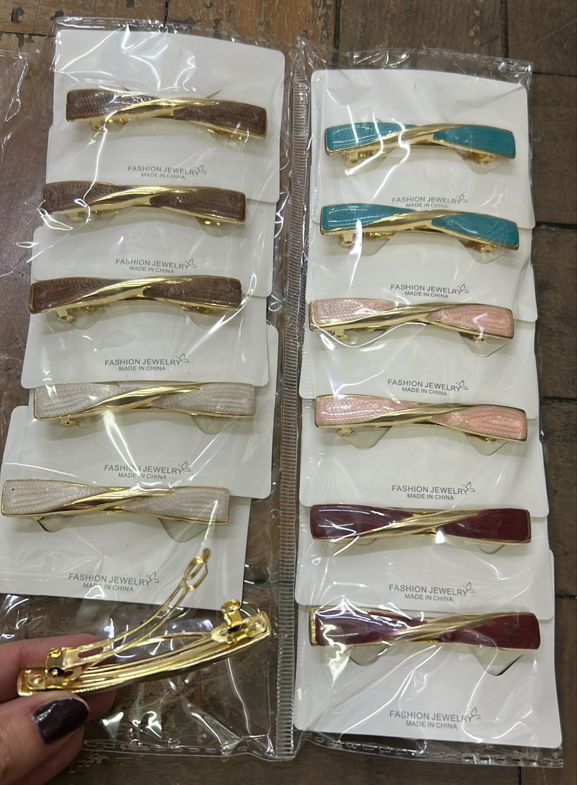 Presilha francesa metal esmaltada torcido (12 peças 3 branca e marrom e 2 vermelha, azul e branco)