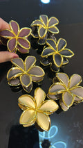 Pregadeira m poliéster emborrachado flor com detalhe dourado cores invernais (12 peças 2 de cada cor)