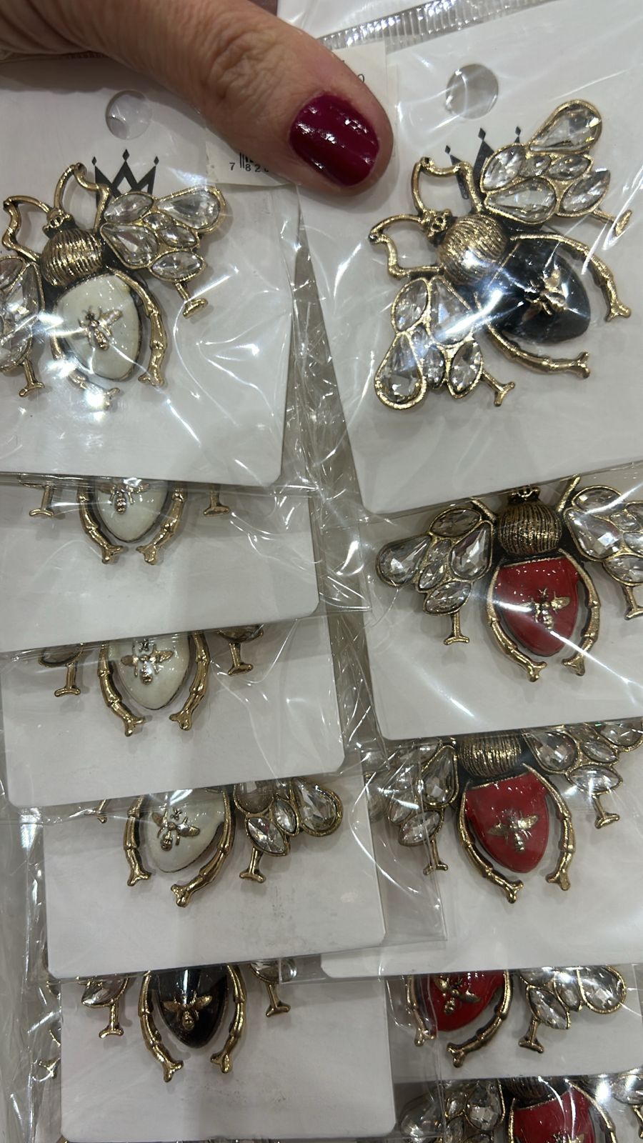 Broche imã borboleta corpo esmaltado e asa com pedras brancas (12 peças 4 de cada cor)