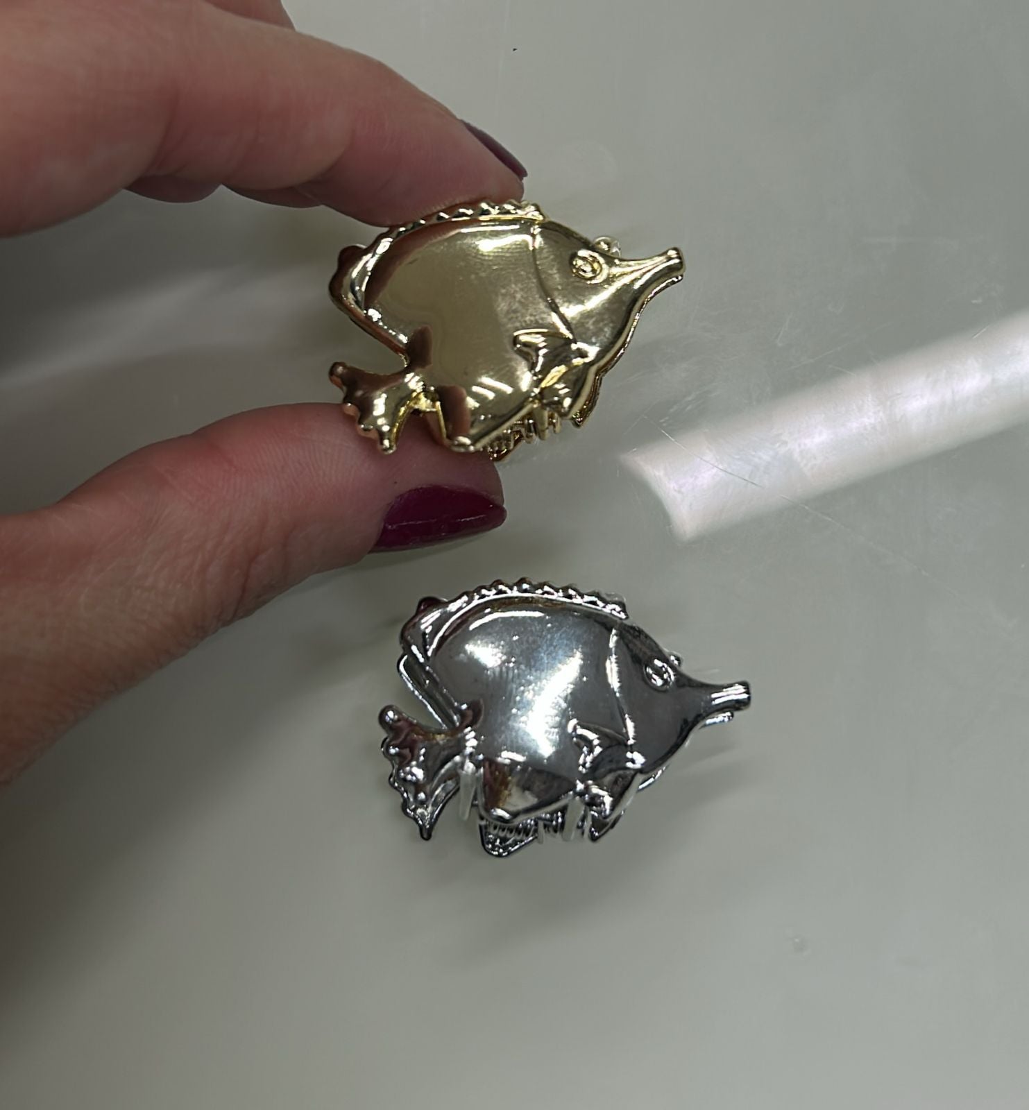 Pregadeira pp metal peixe (12 cartelas com 2 peças cada )