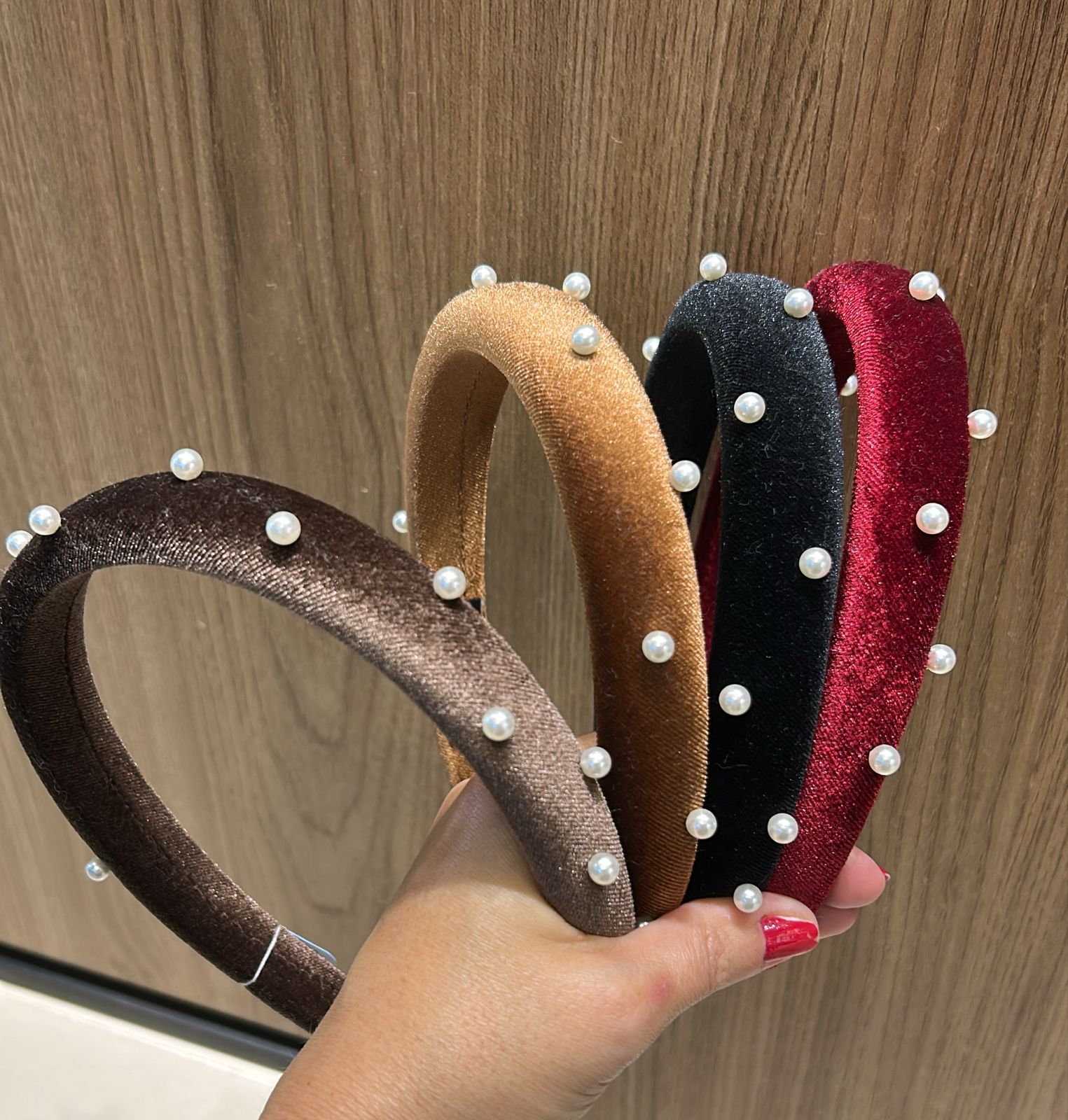 Tiara altura média em veludo e detalhes pérolas (12 peças 3 de cada cor)