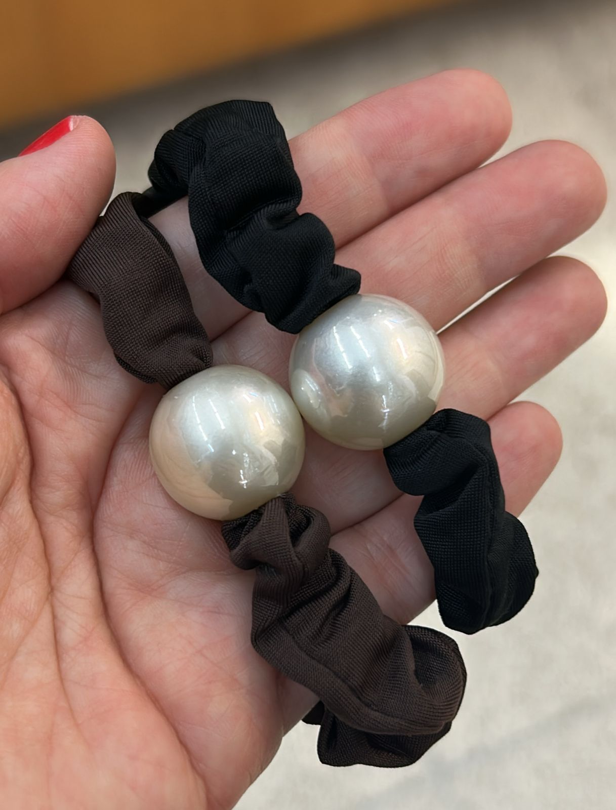 Scrunchie slim com pérola média (12 peças 6 pratas e 6 marrom)