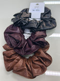 Scrunchie couro fake macio (12 peças 4 de cada cor)