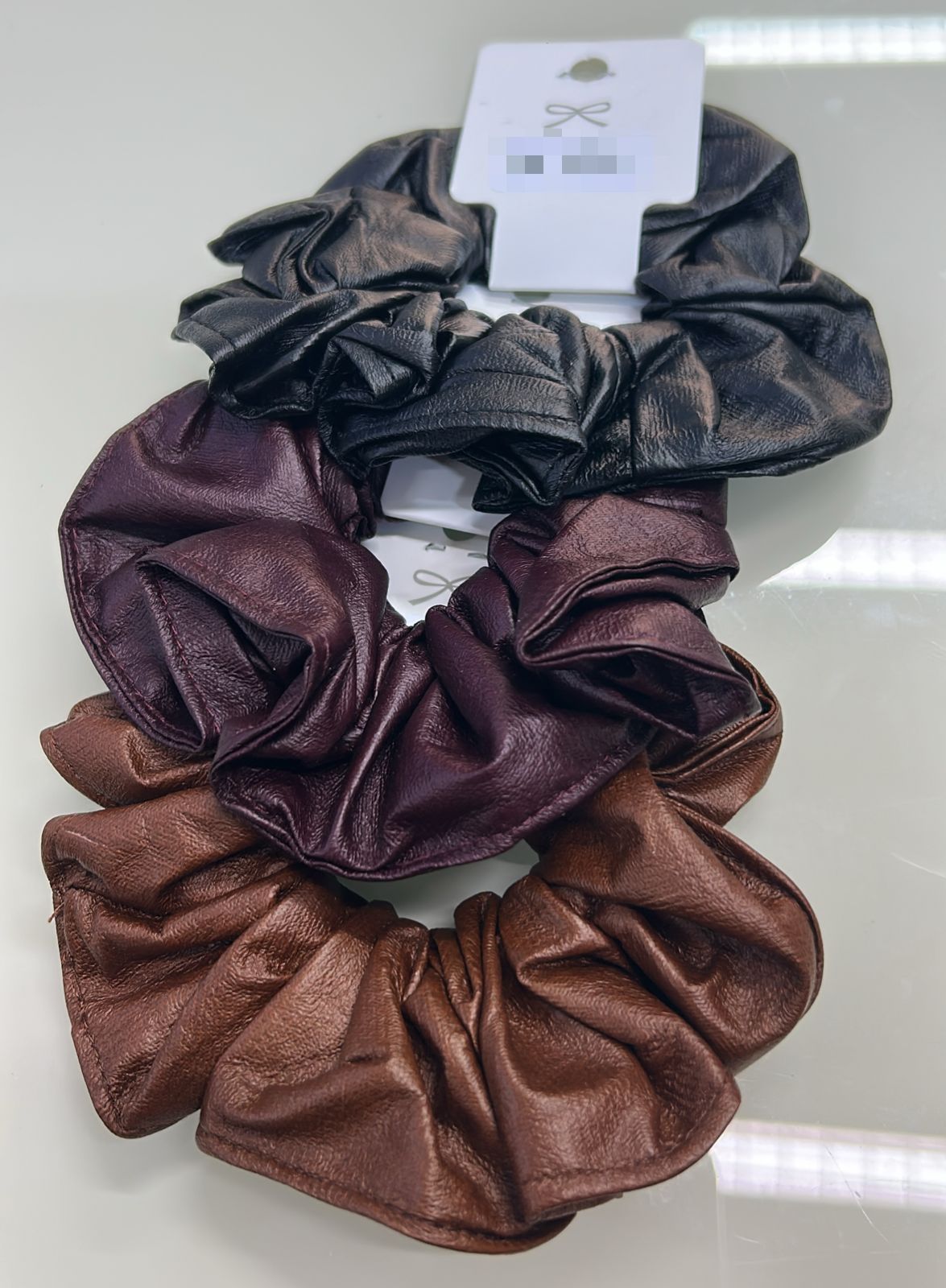 Scrunchie couro fake macio (12 peças 4 de cada cor)
