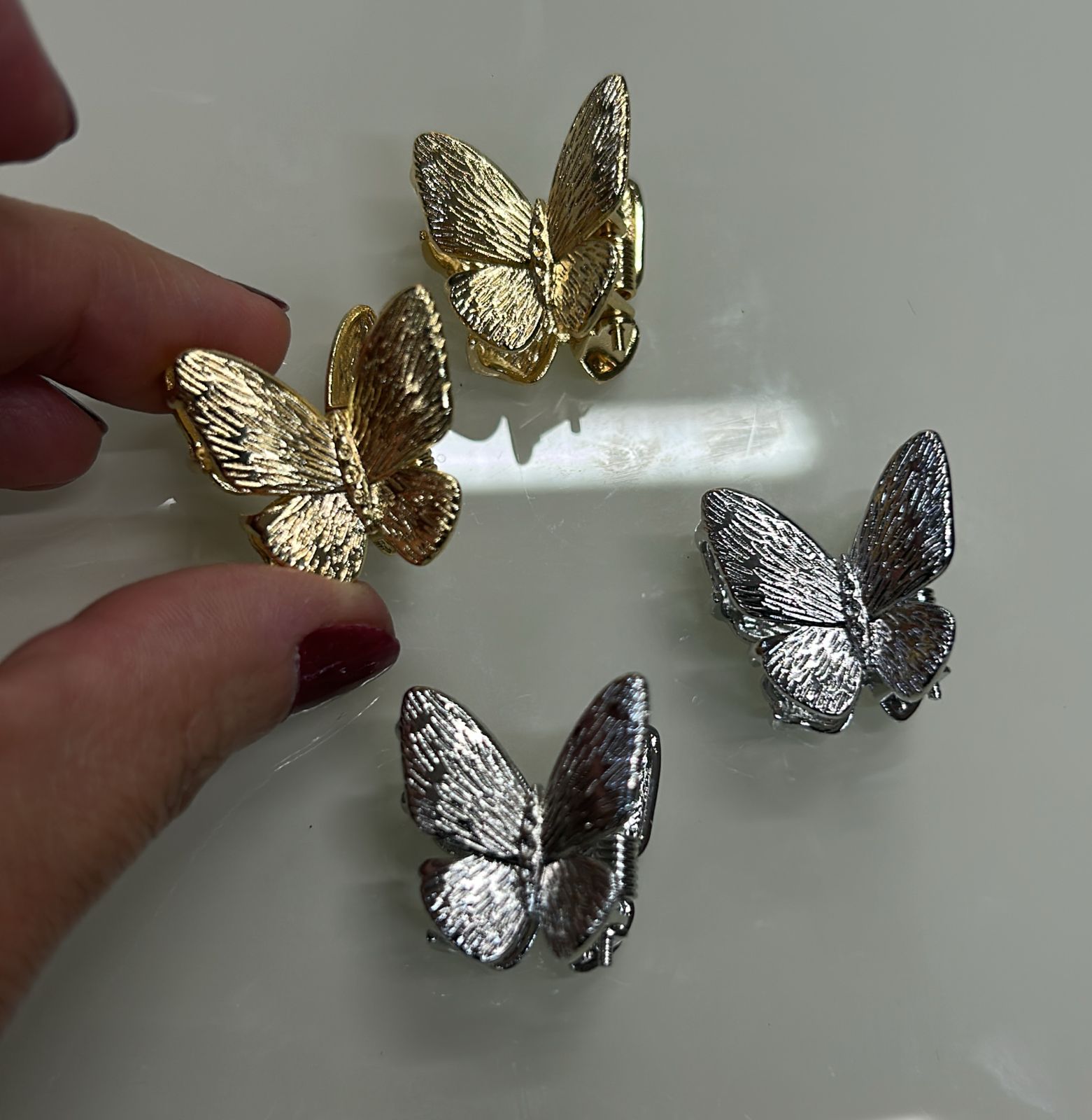 Pregadeira pp borboleta plisada (12 cartelas com 2 peças cada 9 douradas e 3 pratas)