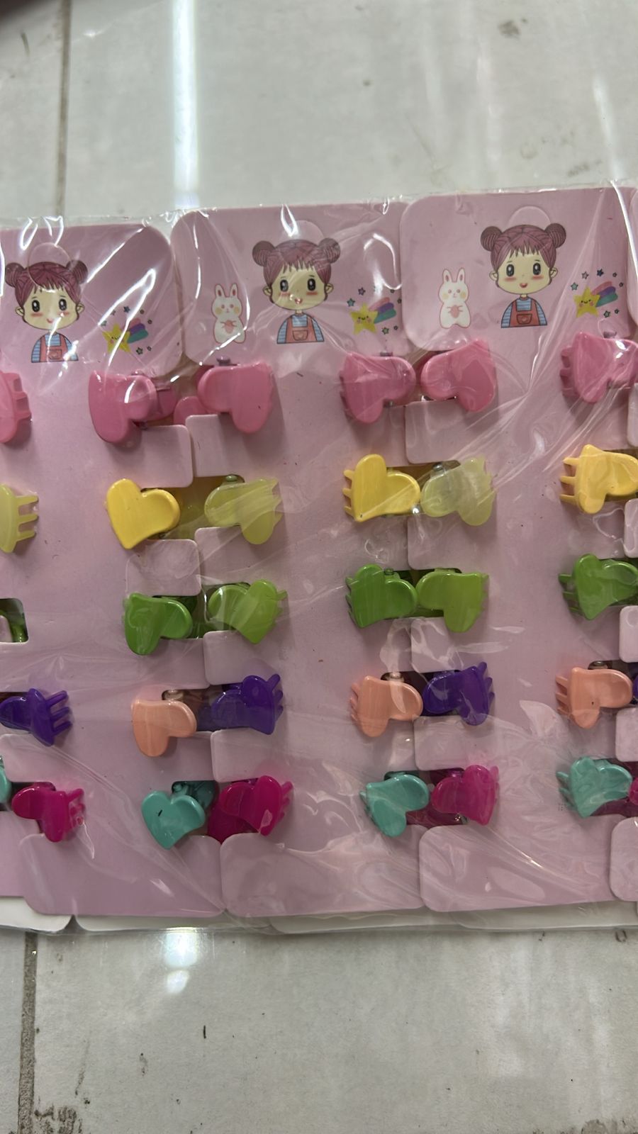 Cartela infantil com mini pregadeiras poliéster coração (12 cartelas com 10 peças cada)