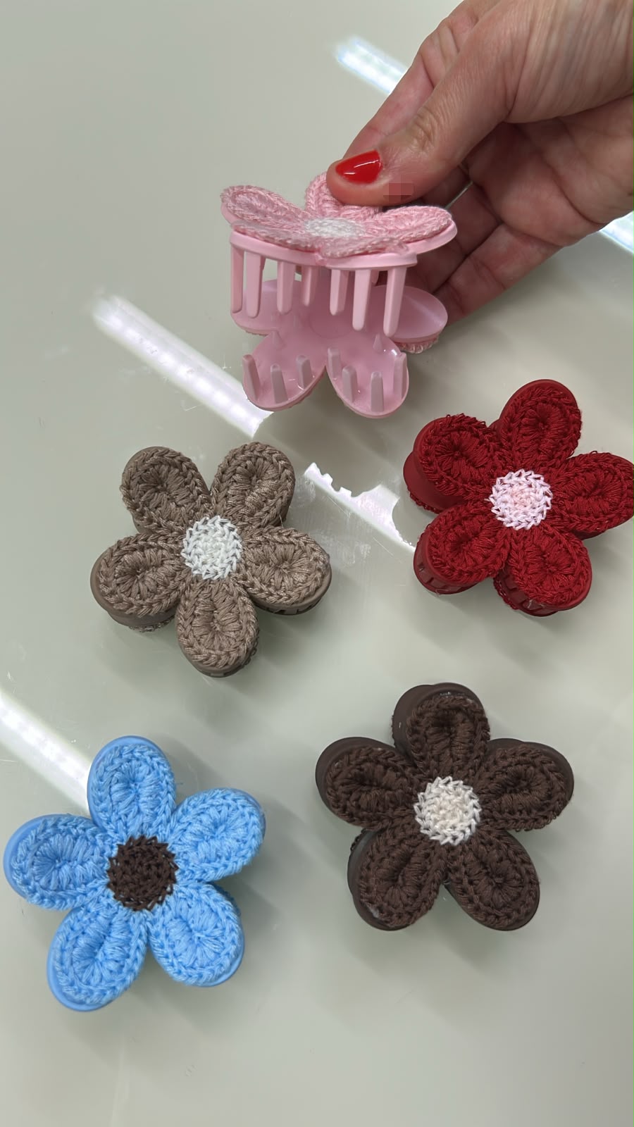 Pregadeira m poliéster flor com crochê (12 peças 3 marrom e bege e 2 rosa, vermelho e azul)