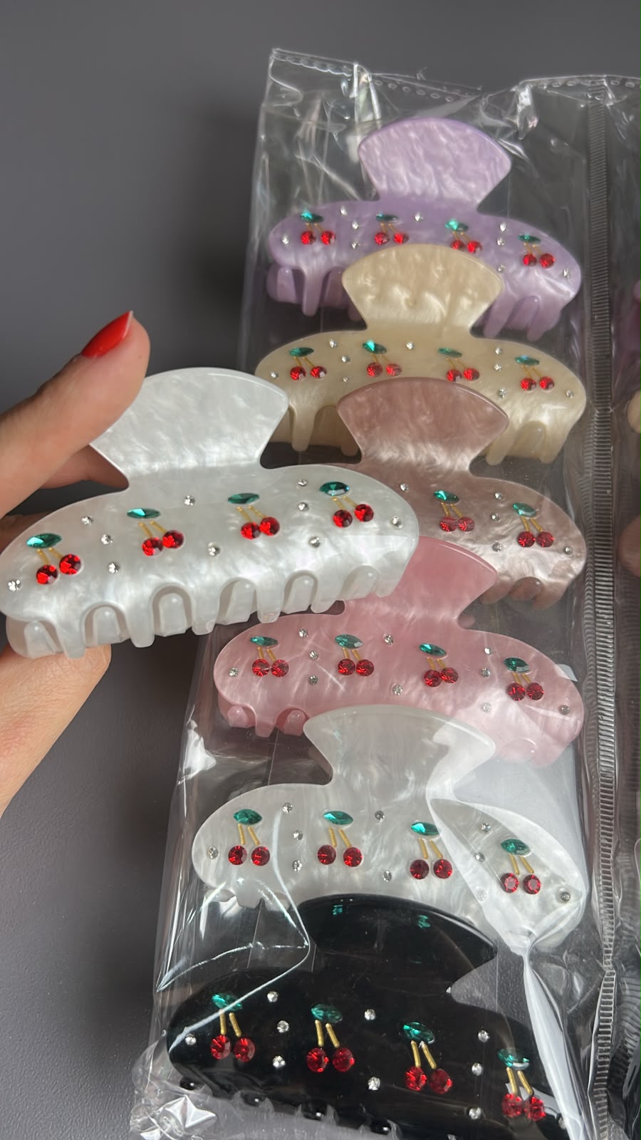 Pregadeira g em acetato com cravejado cerejas (12 peças 2 de cada cor)