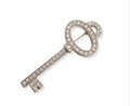 Broche agulha chave cravejado 6cm (12 peças)