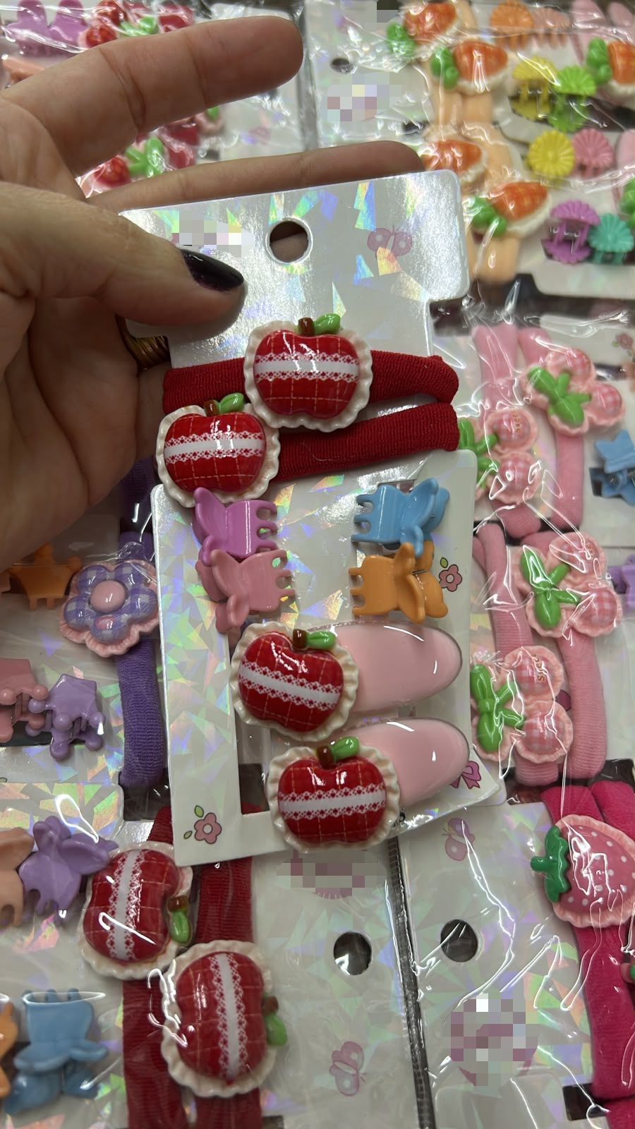 Cartela infantil com xuxinha, mini pregadeira e hair clip poliéster emborrachado tema frutas xadrez (12 cartelas com 8 peças cada)