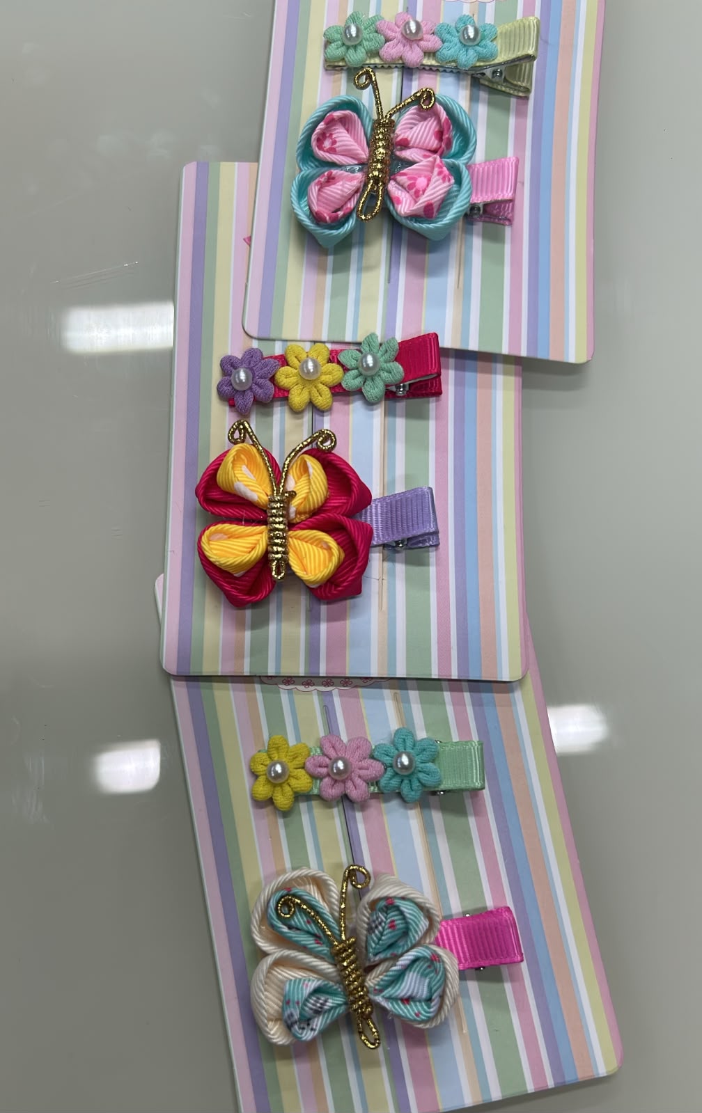 Hair clip borboleta e trio florzinhas (12 cartelas com 2 peças cada)