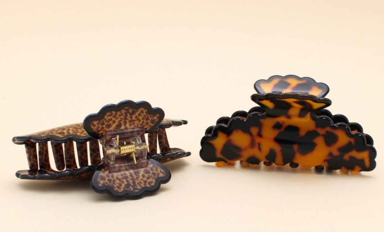 Pregadeira g acetato com estampa animal print e acabamento frufru (12 peças 6 de cada estampa)