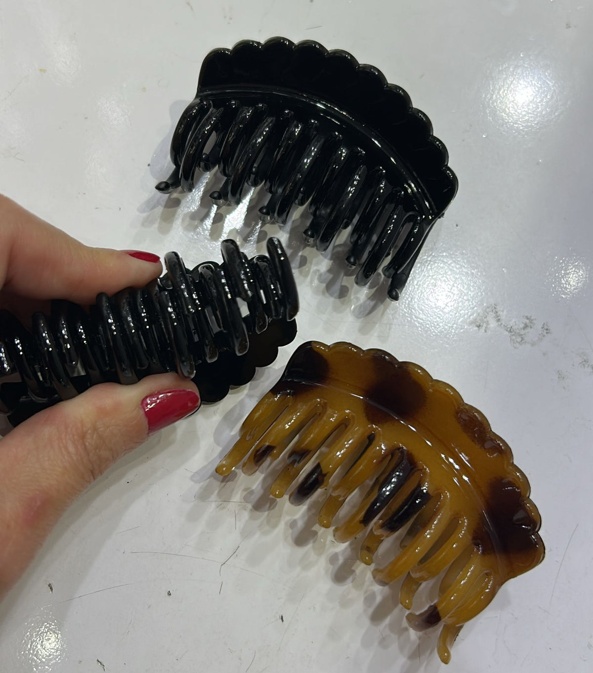 Pregadeira m em silicone garra cores escuras (12 peças 4 tartaruga e 8 pretas)