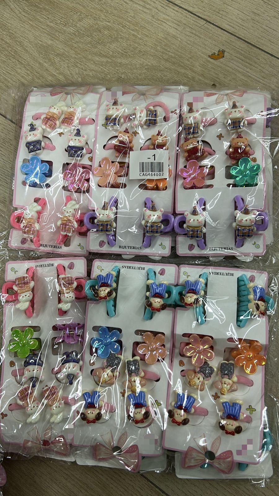 Cartela com xuxinha, mini pregadeiras flor e com ursinhos (12 cartelas com 8 peças cada)