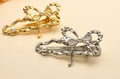 Hair clip martelado com laço com pérola (12 peças 6 de cada cor)