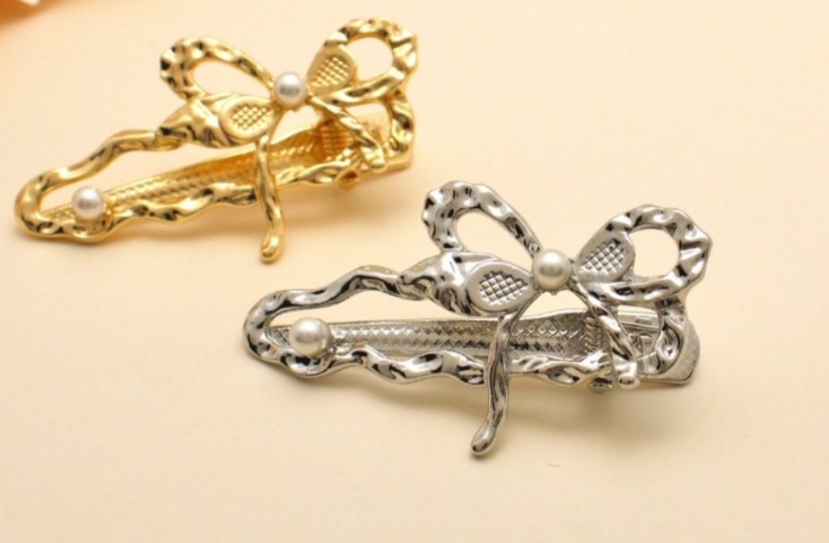 Hair clip martelado com laço com pérola (12 peças 6 de cada cor)