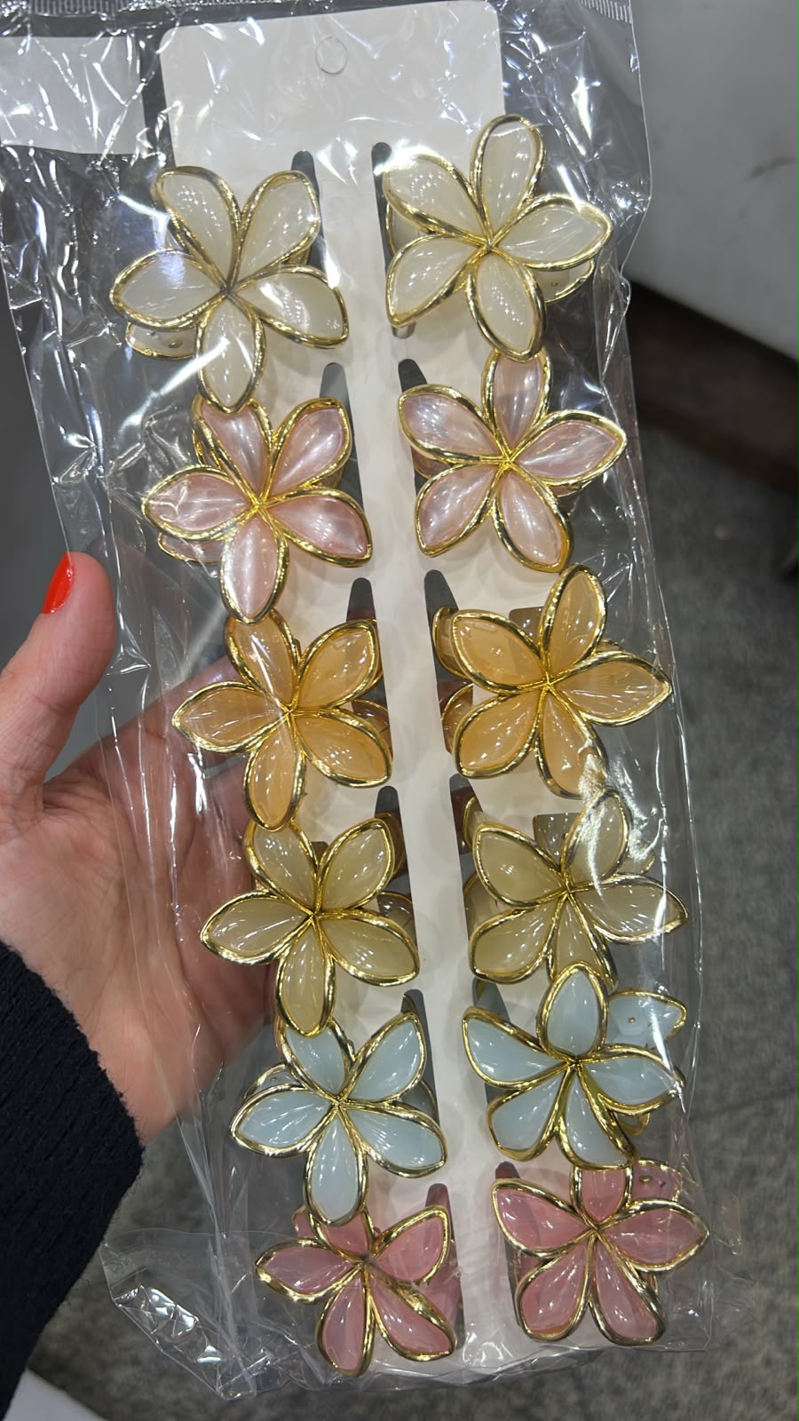 Pregadeira p poliéster flor com detalhe dourado (12 peças 2 de cada cor)