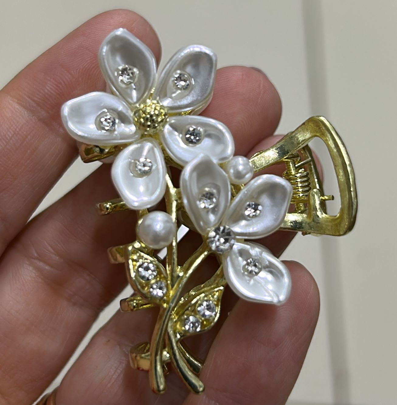 Pregadeira p em metal dupla flor madrepérola e strass (12 peças)