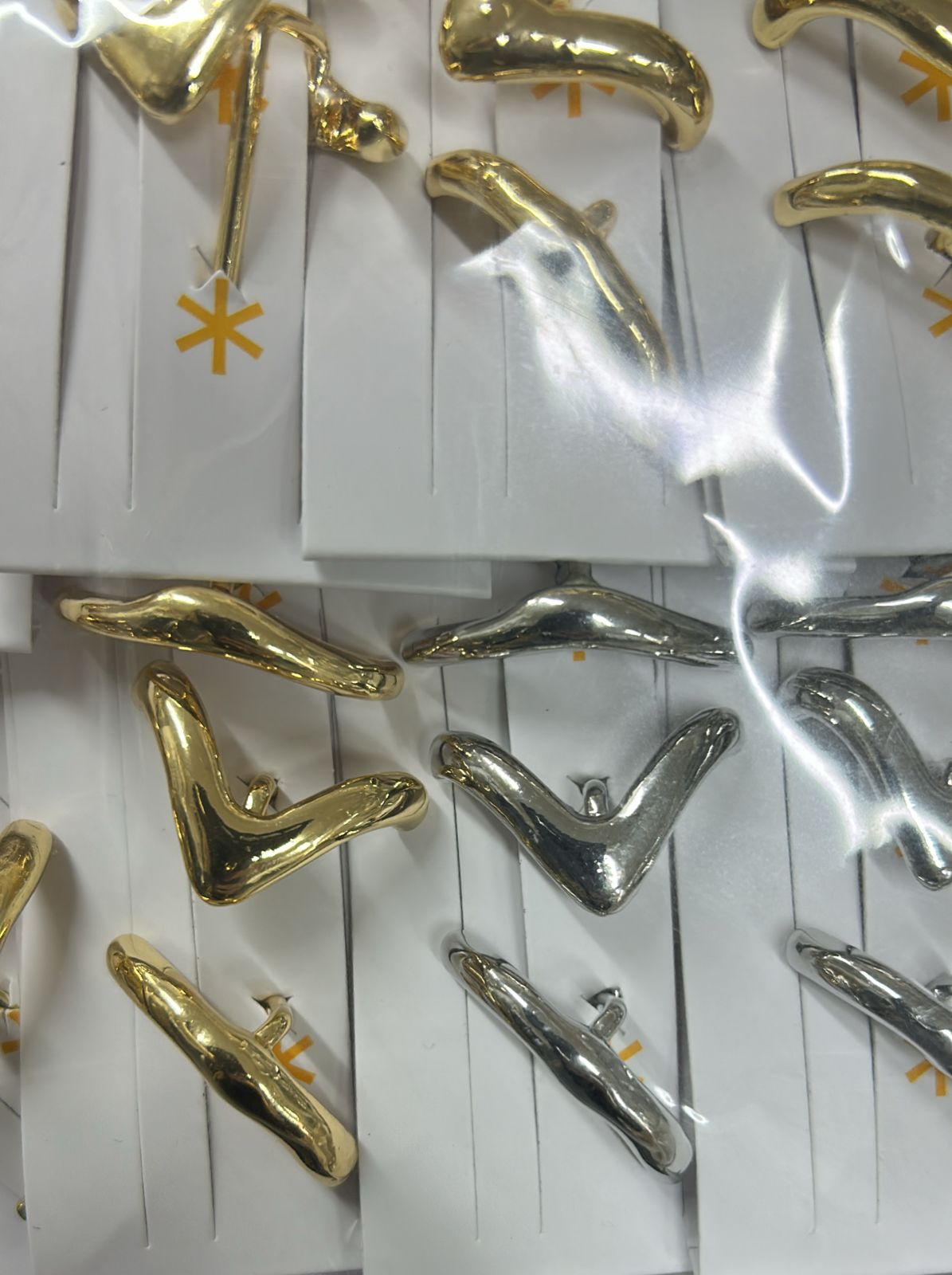 Adaptador de xuxinha trio v e martelado (12 cartelas com 3 peças cada 10 douradas e 2 pratas)