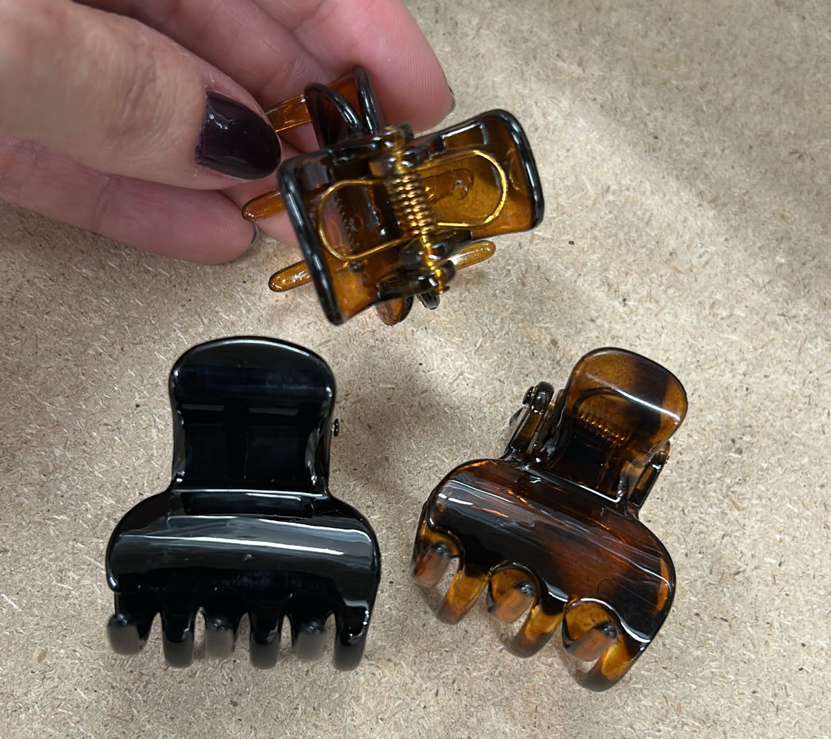 Pregadeira P acetato com mola reforçada tradicional (12 peças 6 pretas e 6 marrom)