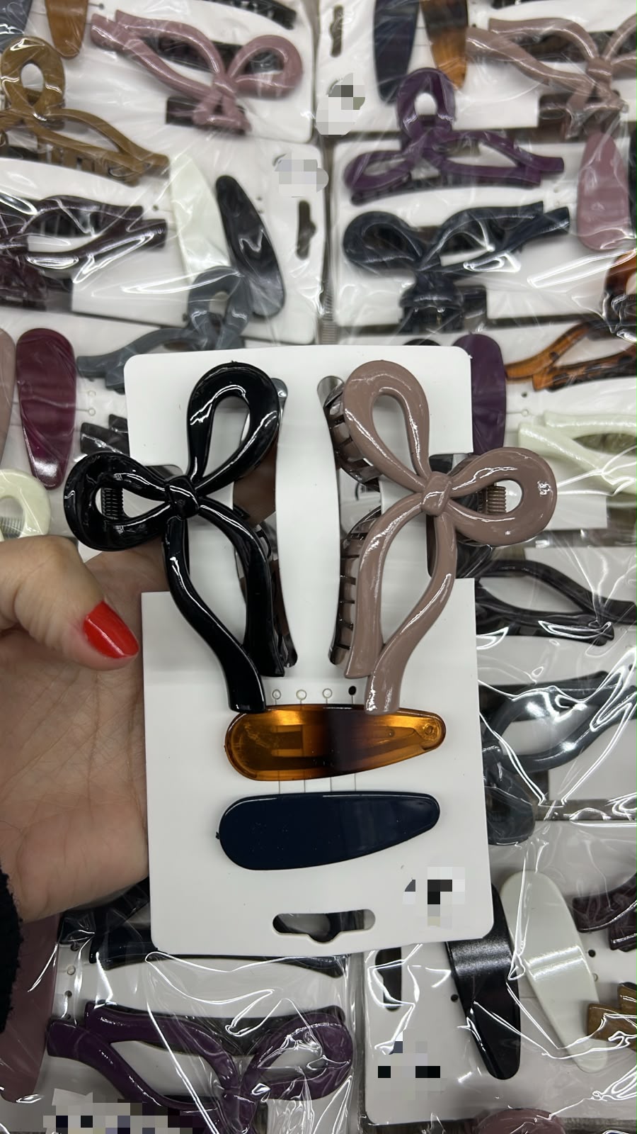 Pregadeira m poliéster laço com par de tic tac com placa de poliéster bico (12 cartelas com 4 peças cada)