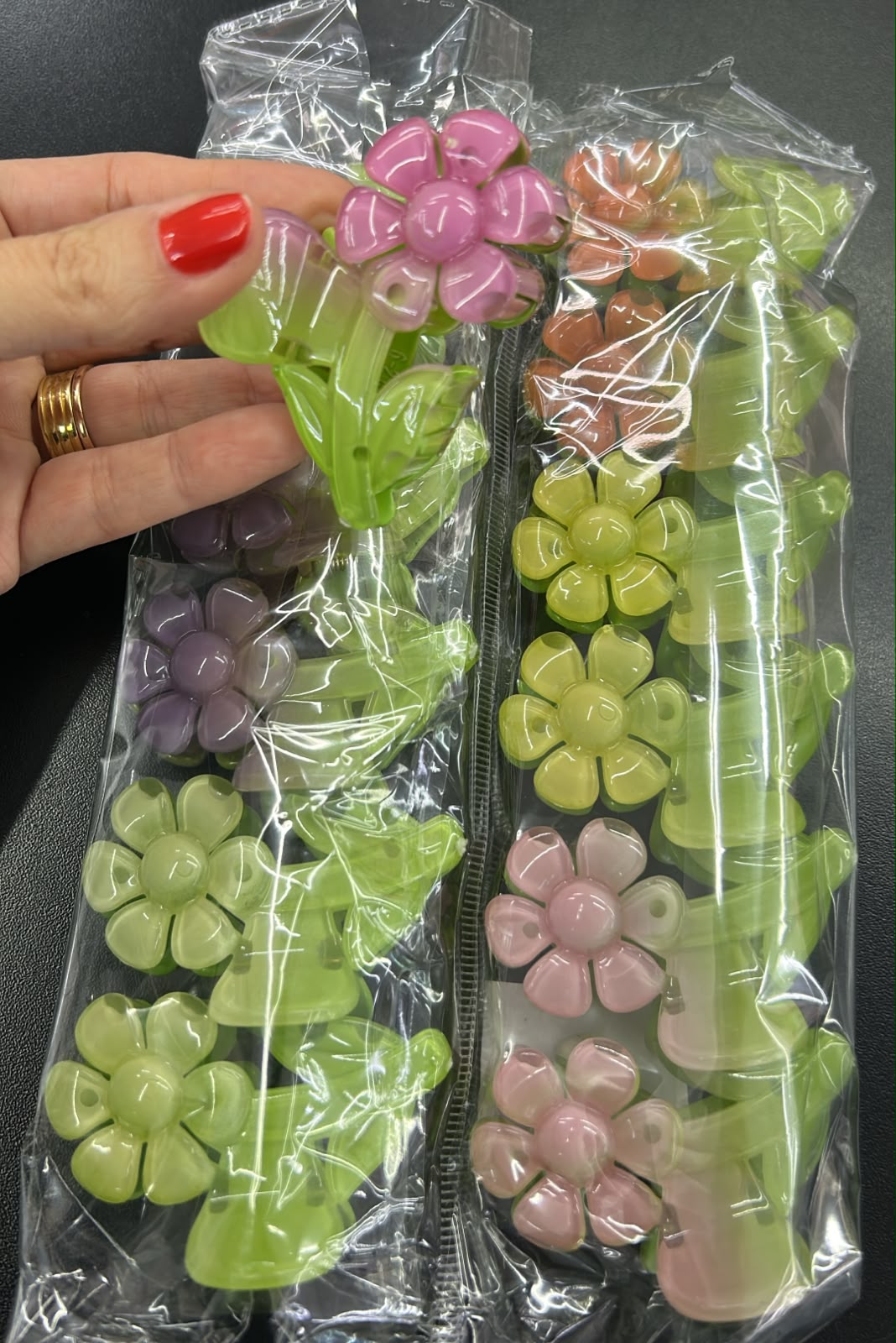 Pregadeira m poliéster flor com cabinho (12 peças e de cada cor)